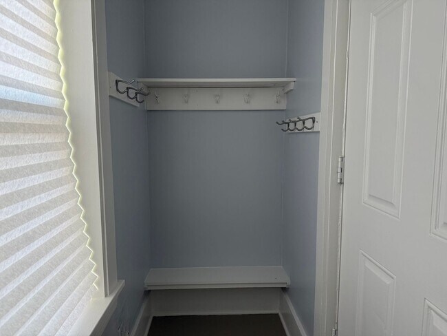 Building Photo - 1507 N Newton Ave