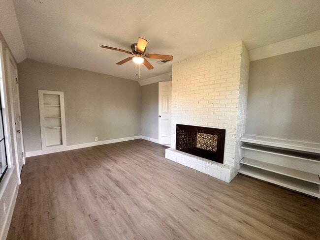 Building Photo - Charming 3 Bed 2 Bath Home with Bonus Den and Detached Garage