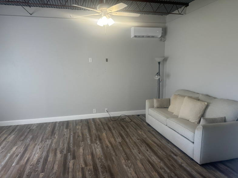 Building Photo - 2580 NE Indian River Dr