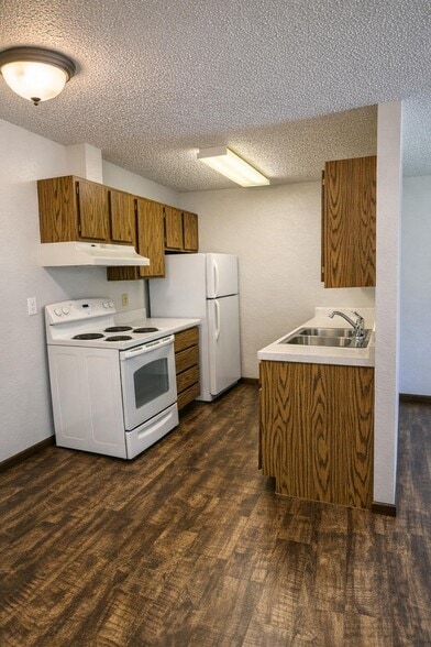 Building Photo - 551 Lakeview Rd