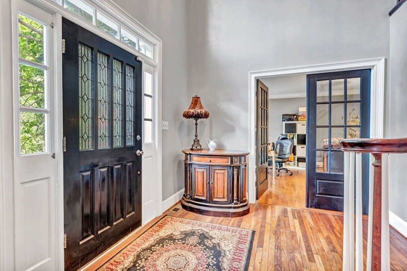 Front foryer. - 4250 Edgewater Ct NW