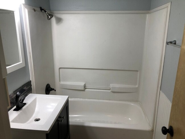 Building Photo - Updated 3 bedroom 1 1/2 bath home with a l...