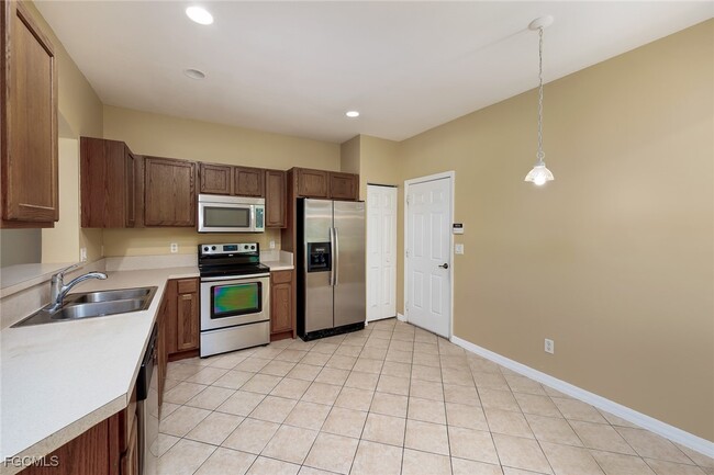 Building Photo - 9745 Roundstone Cir