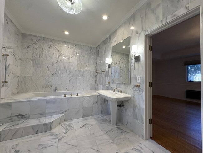 Building Photo - Beautiful Home in Crescent park, Palo Alto available now.