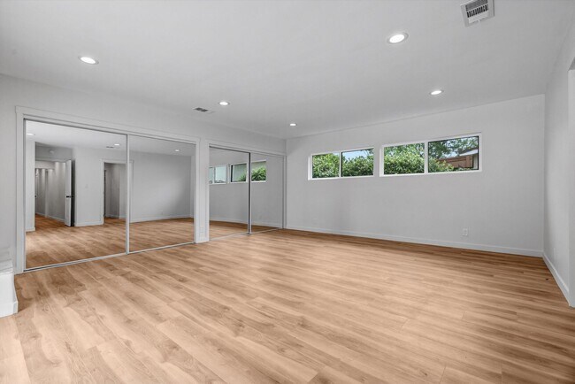 Building Photo - BEAUTIFULLY REMODELED, 5BD/4BA ENTERTAINER...
