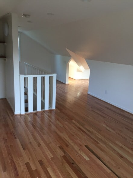 Building Photo - 4070 NE 8th Ave