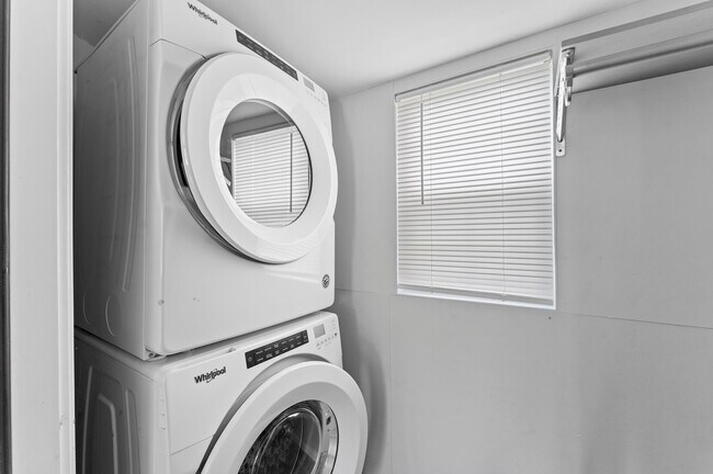 Building Photo - 2024 Jean St