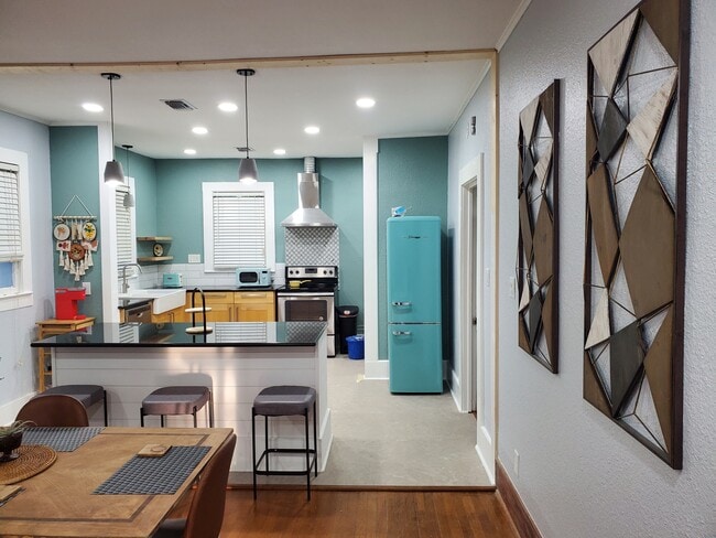 Building Photo - 1605 S Elm St