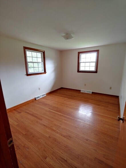 Building Photo - 325 Fairview Dr