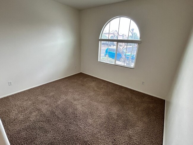 Building Photo - Spacious 4 Bedroom, 3 Bath Two-Story Glend...