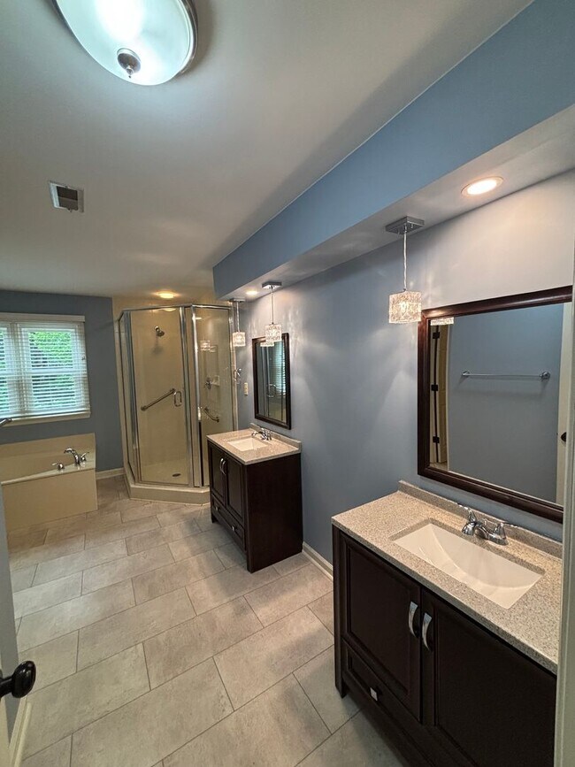 Building Photo - West Knoxville Townhouse