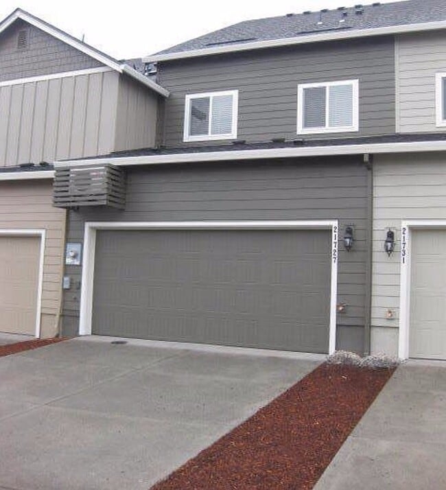 Building Photo - Spacious 3-Bedroom, 2.5-Bath Townhome in S...