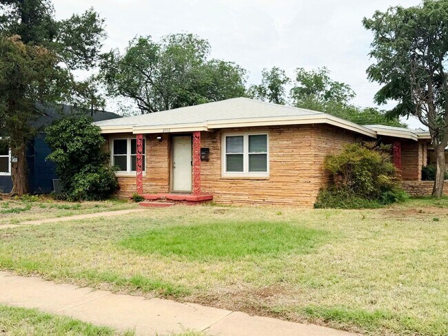 Building Photo - Adorable, Unique, and Roomy 3/2 Close to Tech! Move in Special Half off First Month!
