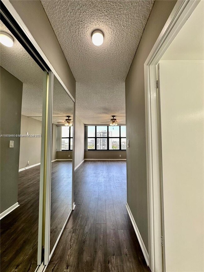 Building Photo - 2500 Parkview Dr