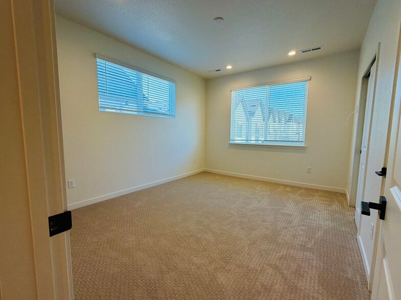 Building Photo - 7174 Clove Hitch Hts