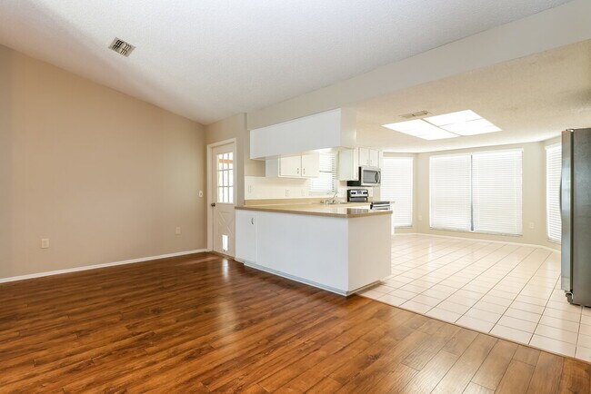 Building Photo - 5113 Gardendale Ln