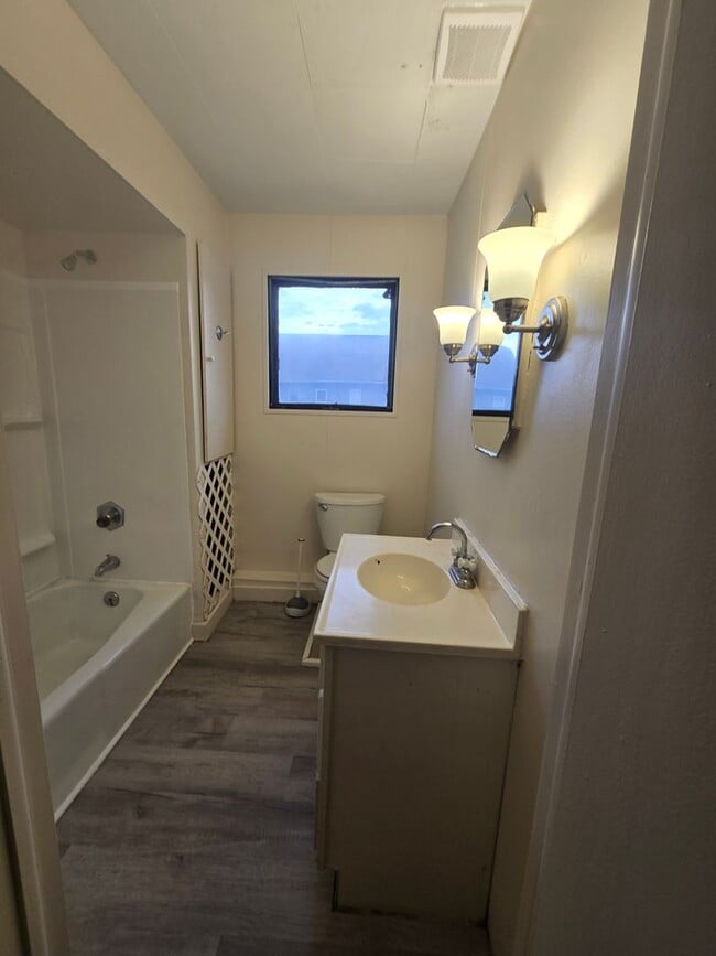 Building Photo - Large 3br house!