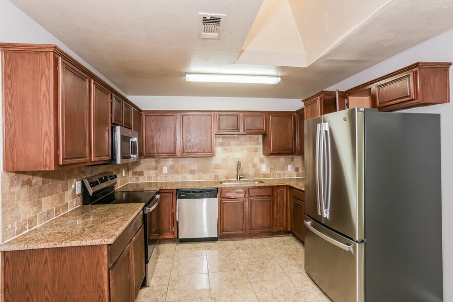 Building Photo - 736 W Colony Dr