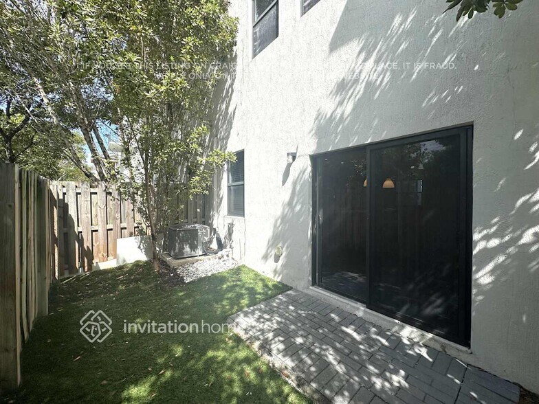 Building Photo - 10437 NW 82nd St