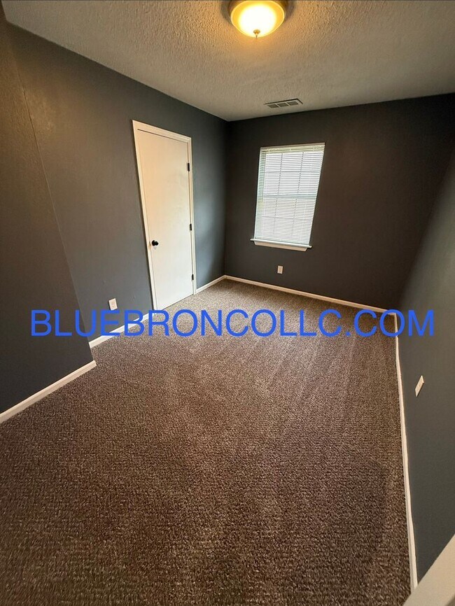 Building Photo - Spacious 3 bedroom unit with NEW Flooring and fresh paint