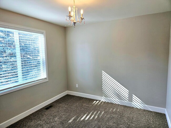 Building Photo - Beautiful 5 Bedroom Home Near the Cherry C...