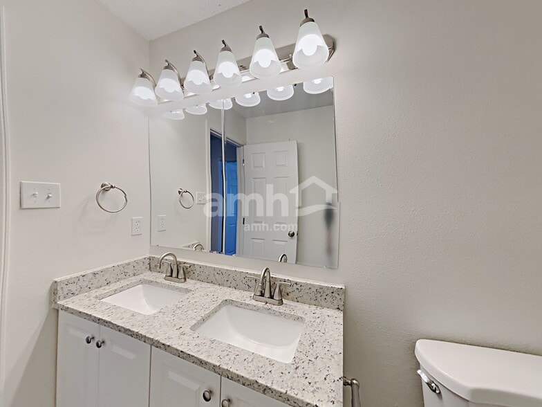 Building Photo - 10890 Clear Spring Dr