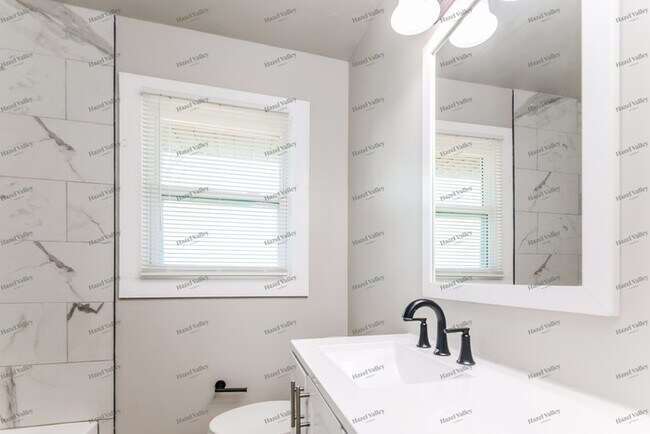 Building Photo - 718 Bristol Rd