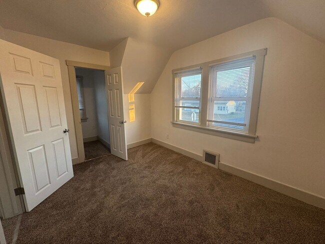 Building Photo - Remodeled 4 Bed 2 Bath For RENT