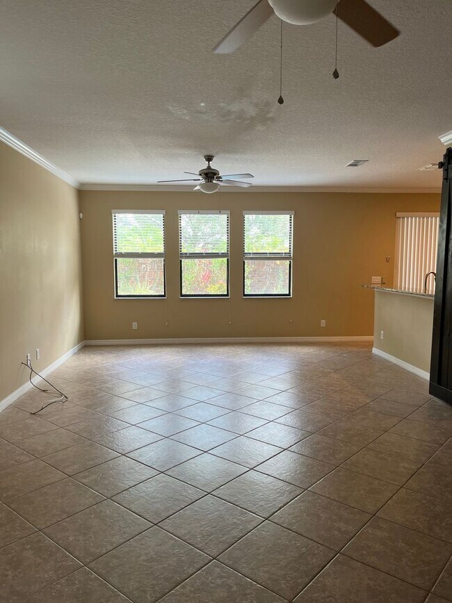 Building Photo - Available Mid May! Spacious 4/2 Single Fam...
