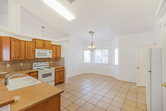 Building Photo - 3 Bedroom 2 Bath Home