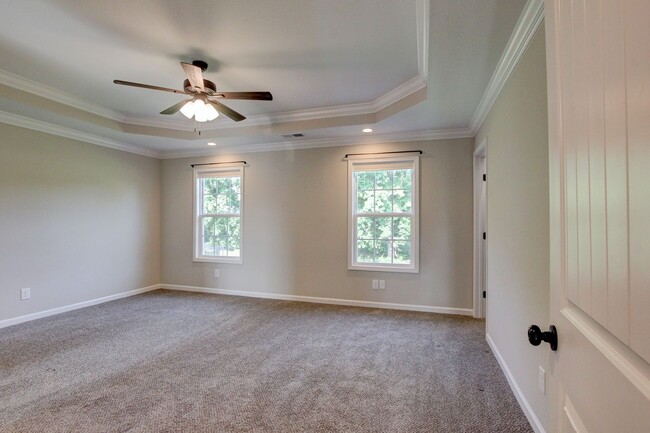 Building Photo - Huge 5 bed 3 ba.  Gorgeous House Near Post...