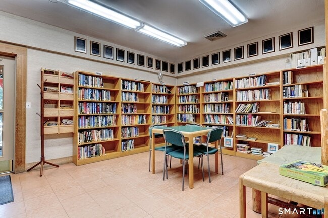 Building Photo - 355 Ledge Dr