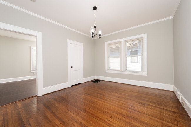 Building Photo - 1614 E 1st St