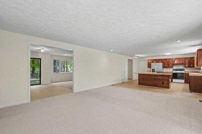 Building Photo - 151 Country Club Dr