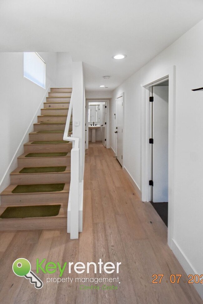 Building Photo - Newer Energy Efficient Luxury Townhouse in...