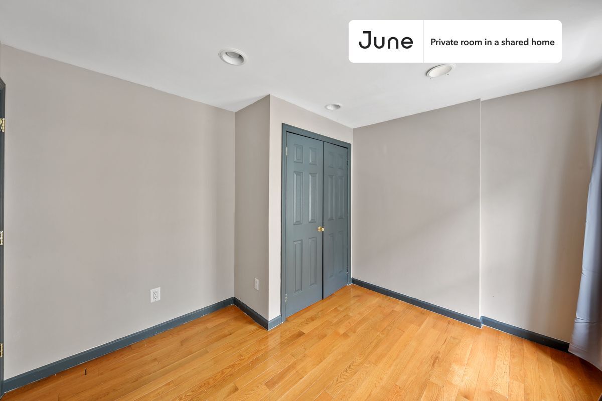 Building Photo - Room in Shared 3 bed/1 bath home