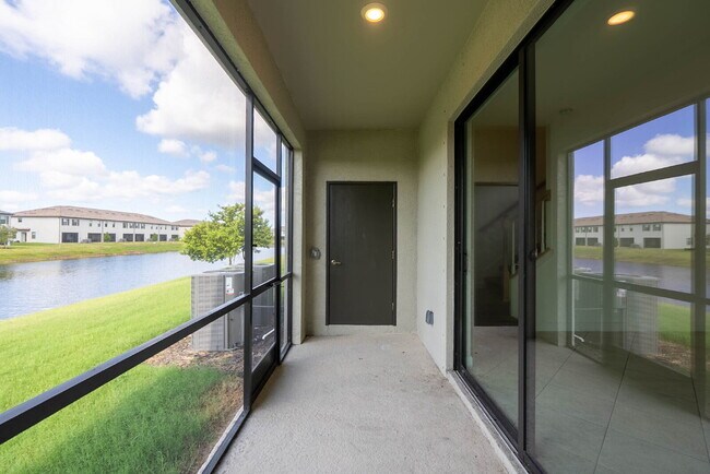 Building Photo - Newer-construction townhome in the highly desirable Lorraine Lakes