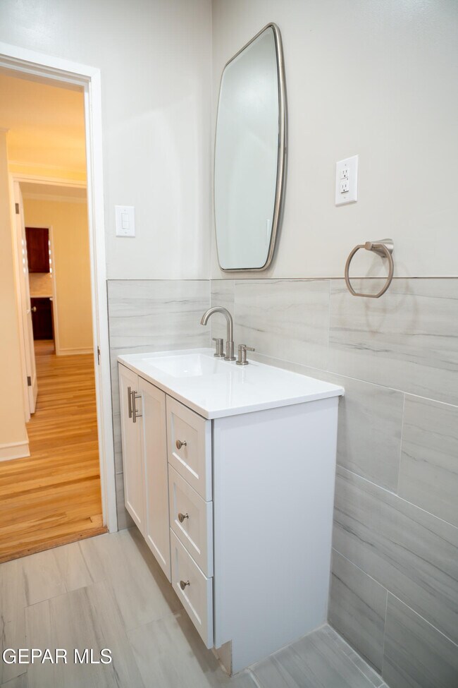 Building Photo - 1211 Mesita Dr