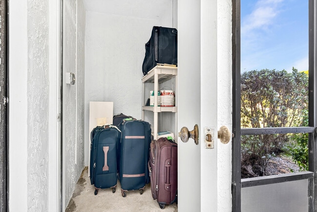 Building Photo - 5021 Oakhill Ln