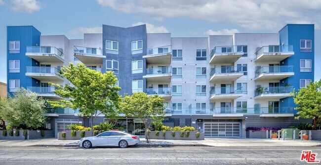 Building Photo - 105 S Mariposa Ave