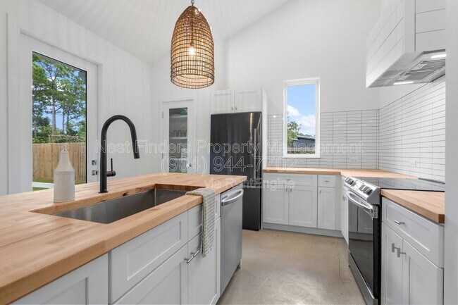 Building Photo - 581 Hazel St