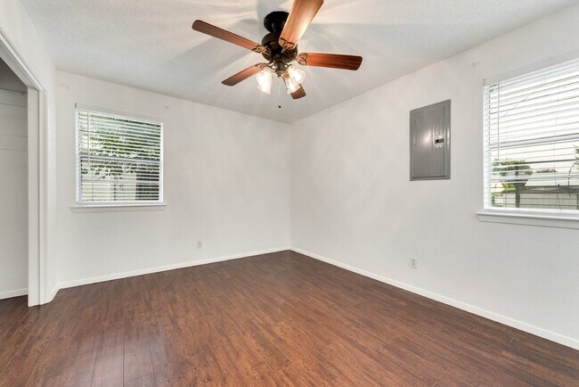 Building Photo - Completely renovated charming 3-Bed, 2-Bat...