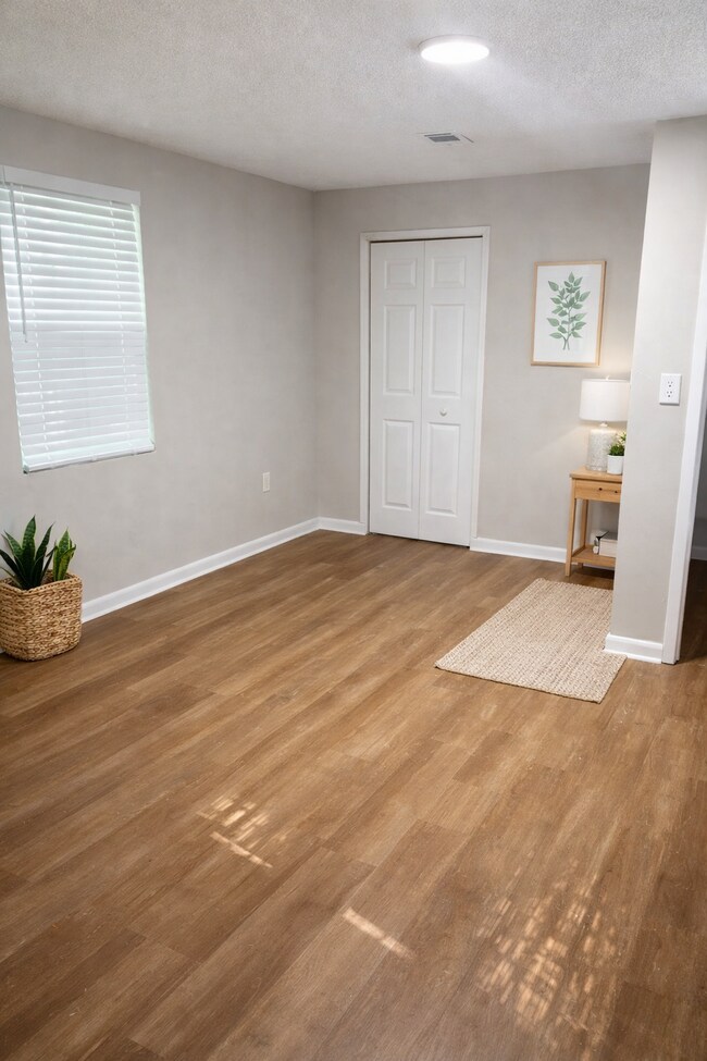 Building Photo - 2621 Village Green Ln