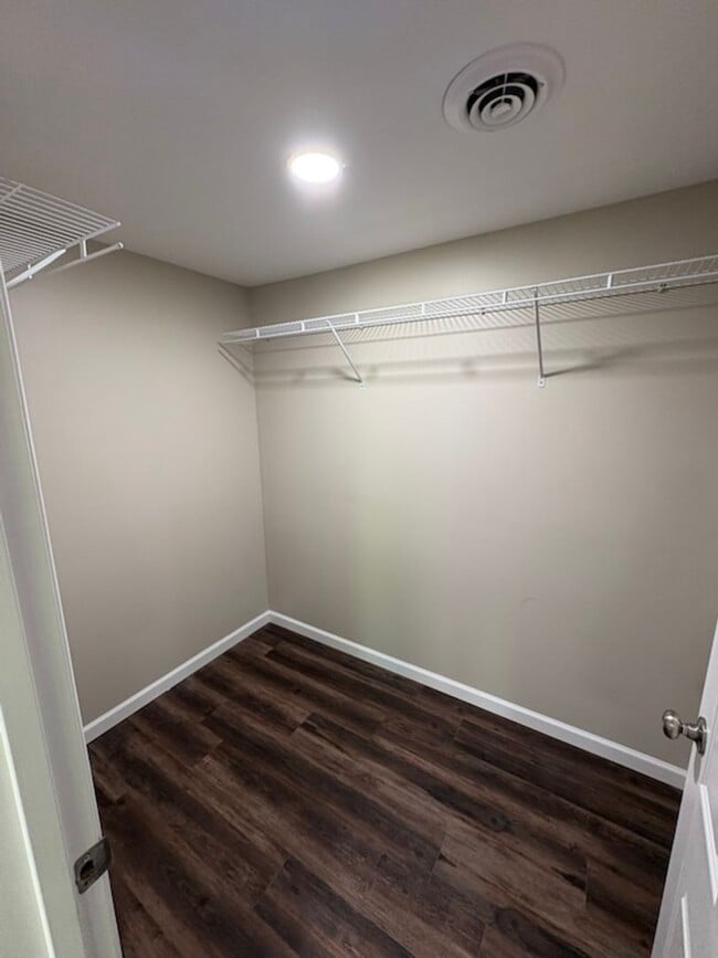 Building Photo - 844 Bales Rd