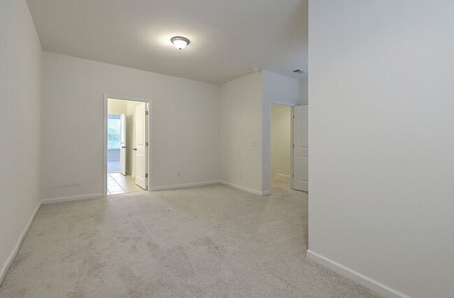 Building Photo - Spacious Mt. Pleasant Townhome!