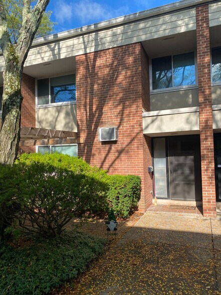 front entrance - 712 W Beaver Ave