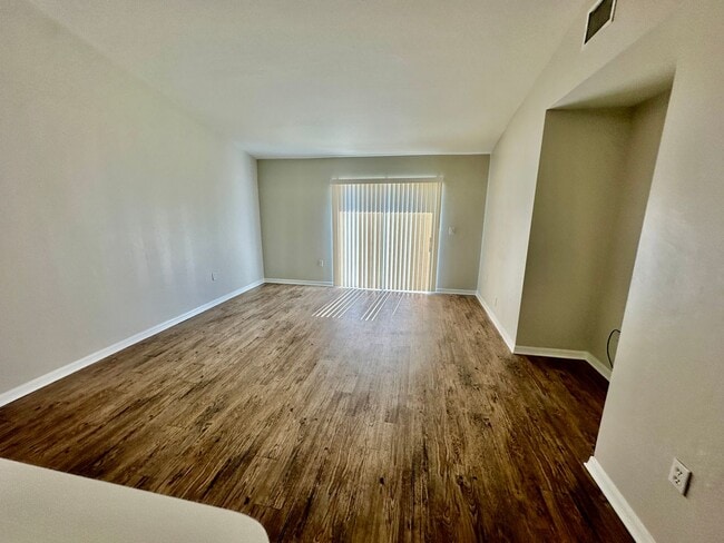 Building Photo - 2 Bedroom + Den, 2 Bath Duplex!