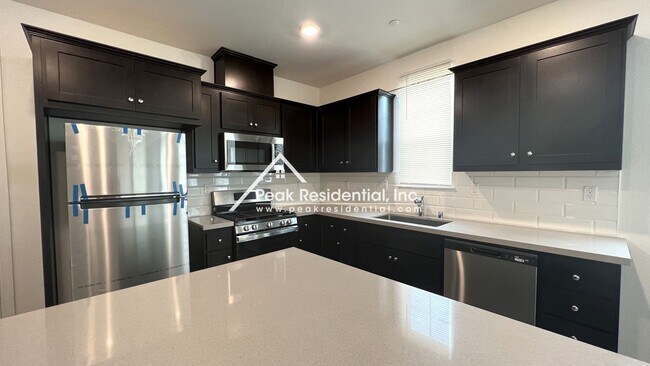 Building Photo - Newer 3bd/2.5ba North Natomas Townhouse with 2 Car Garage!