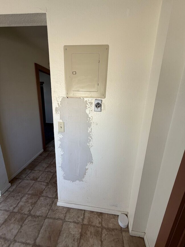 Building Photo - CS-341 E 700 N