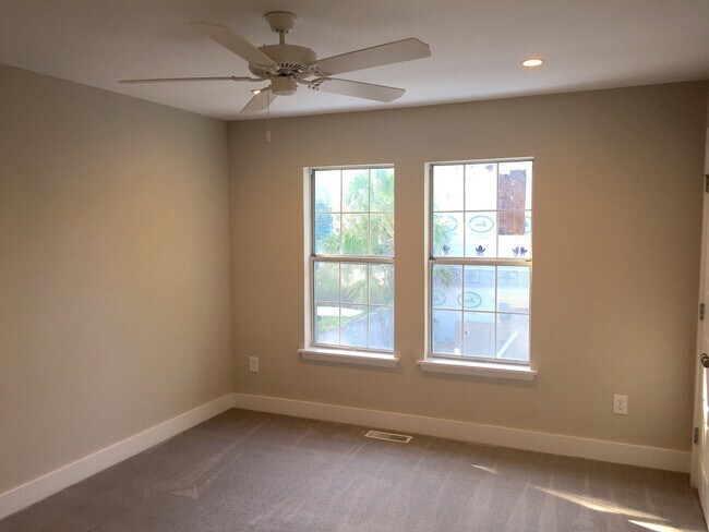 Building Photo - 2 Bedroom 1.5 Bath Townhouse - Downtown Charleston